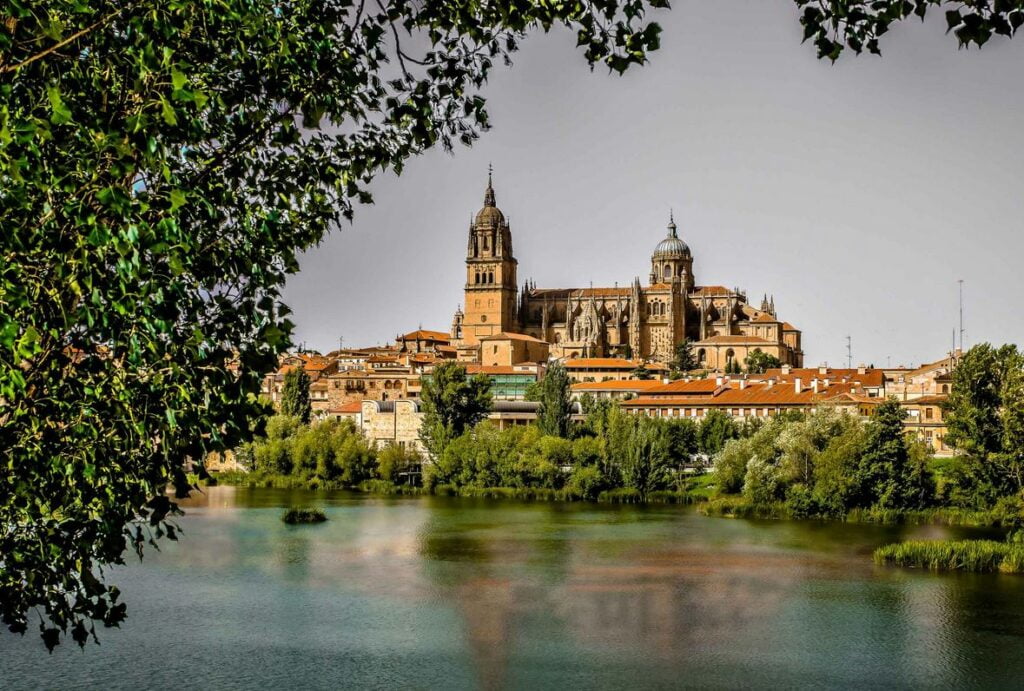 el río Tormes pasando por Salamanca en la Primavera